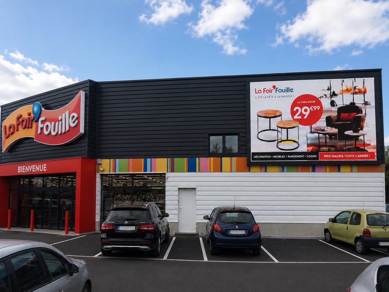 Écran LED publicitaire sur la façade d'un magasin