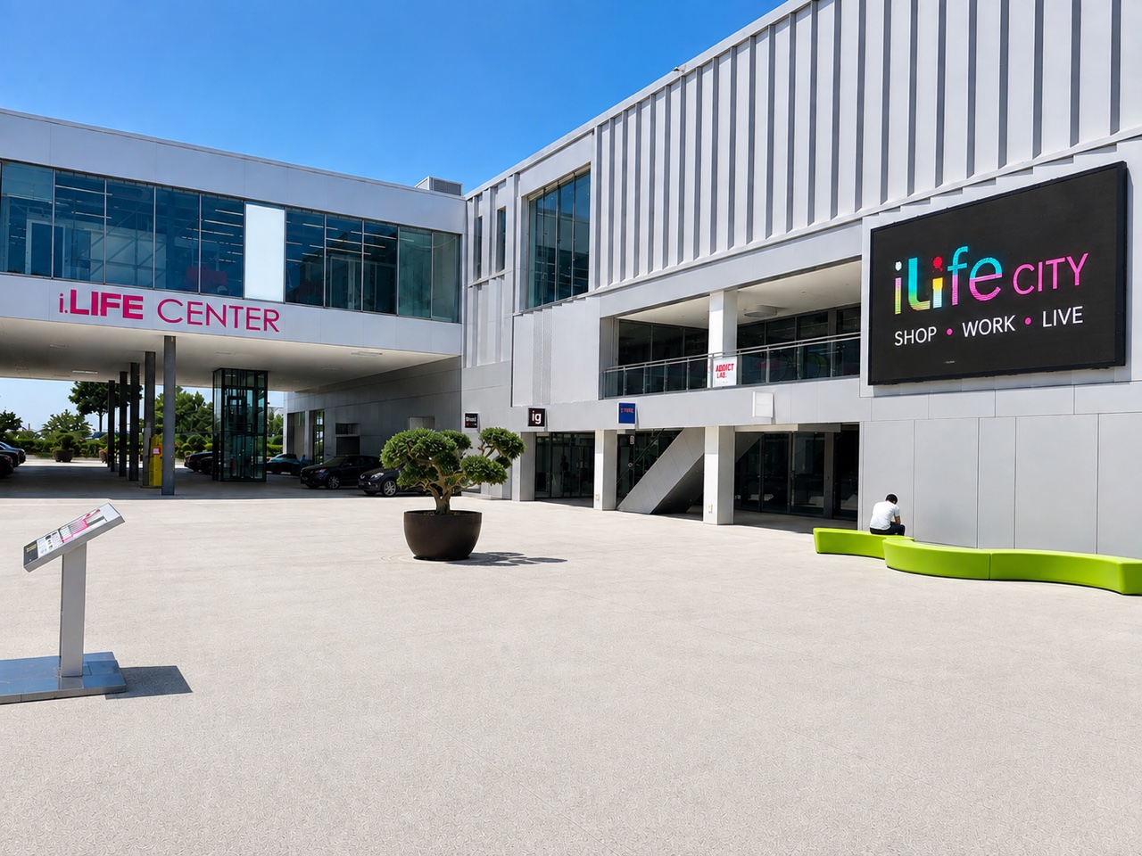 Écran LED géant sur un centre commercial en journée