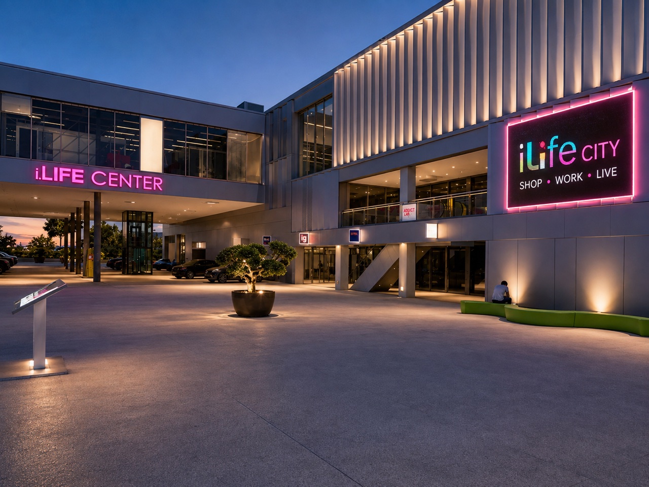 Écran LED géant installé sur la façade d'un centre commercial, à la tombée de la nuit