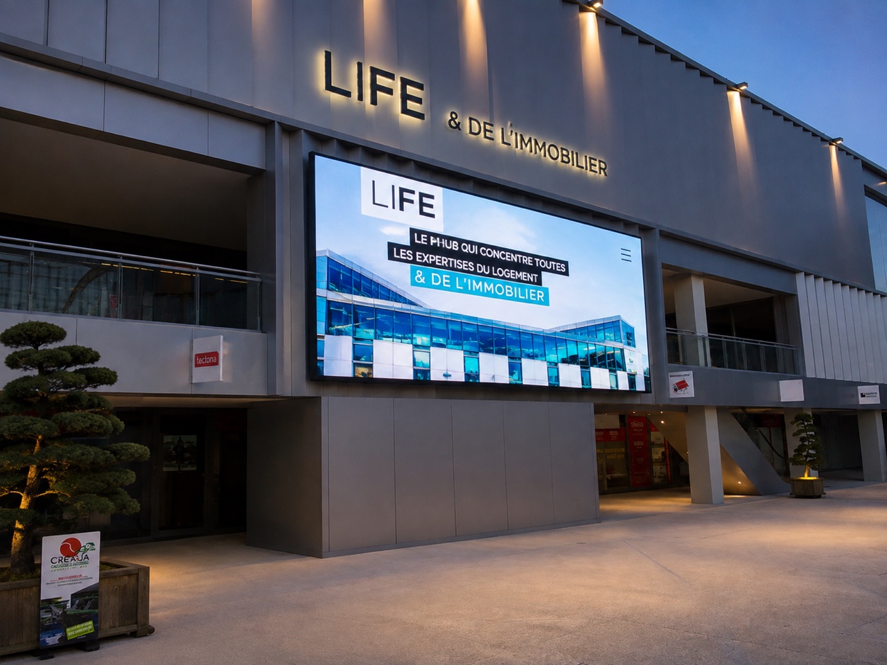 Écran LED géant sur la façade d'un hub immobilier