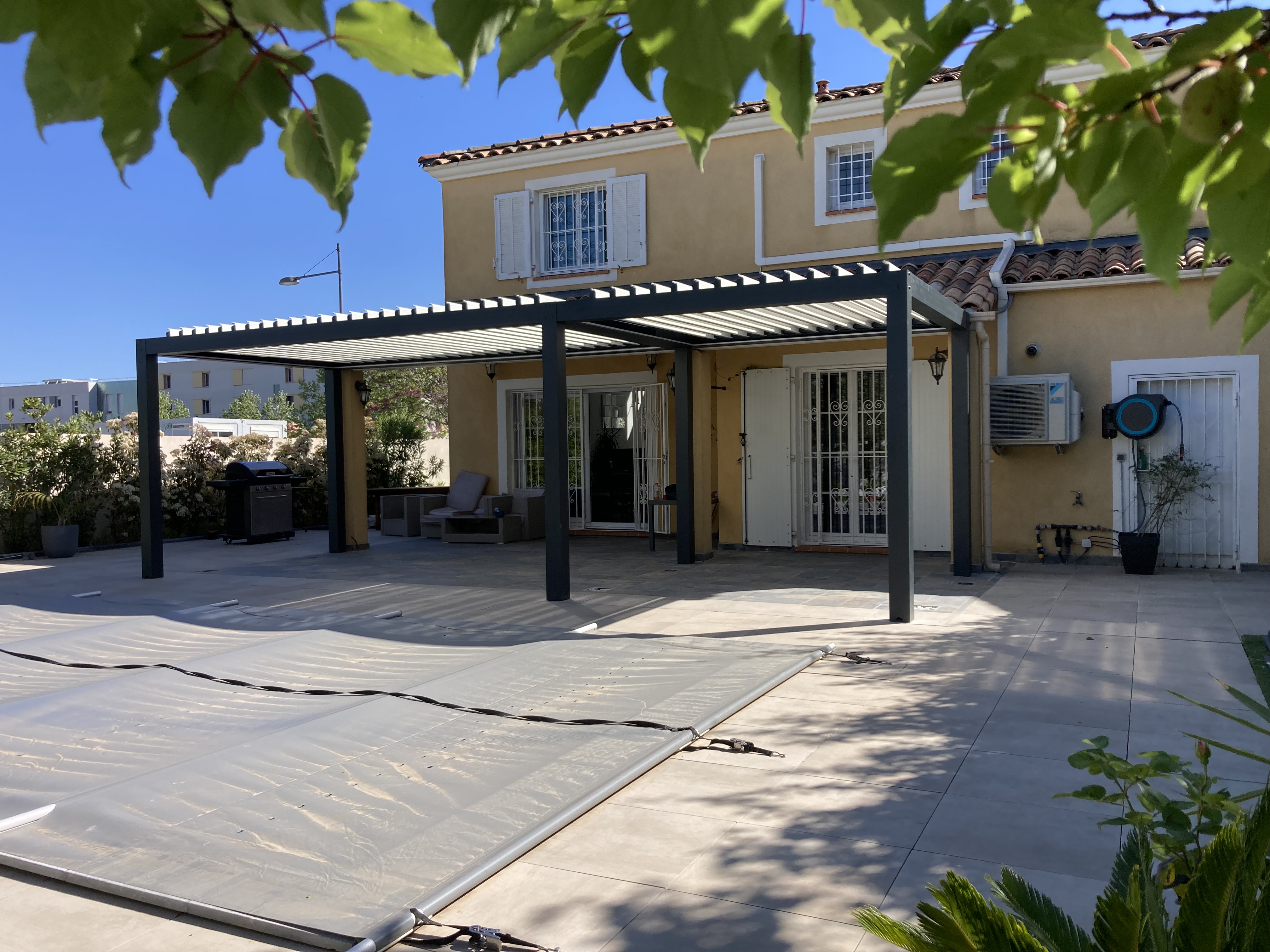 Pergola bioclimatique adossée
