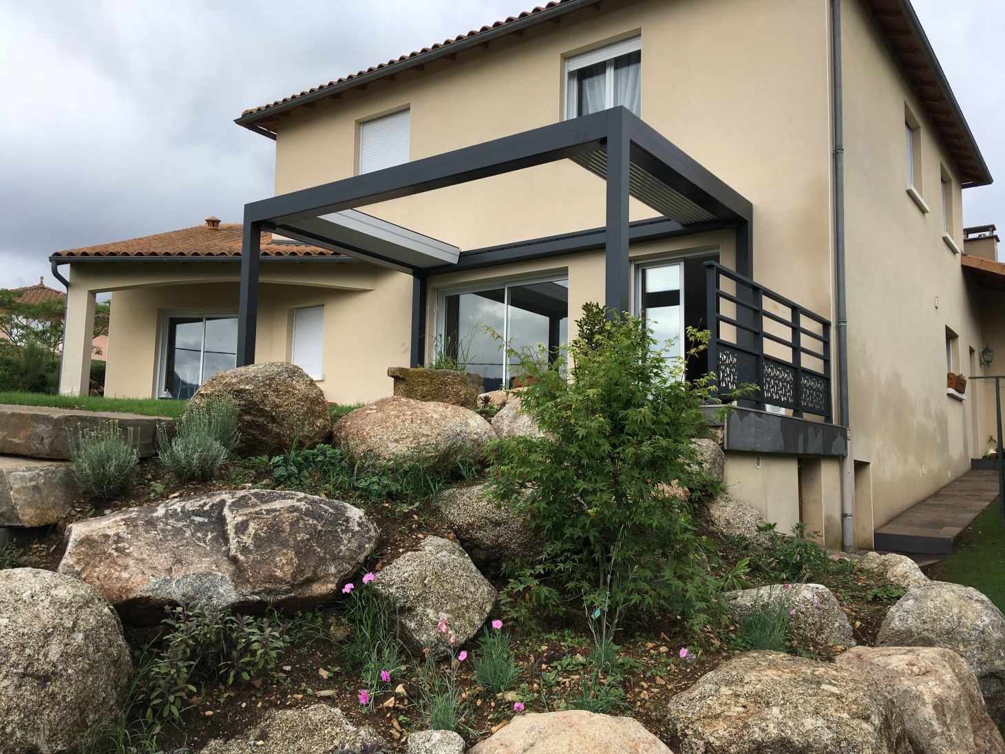 Pergola adossée sur maison