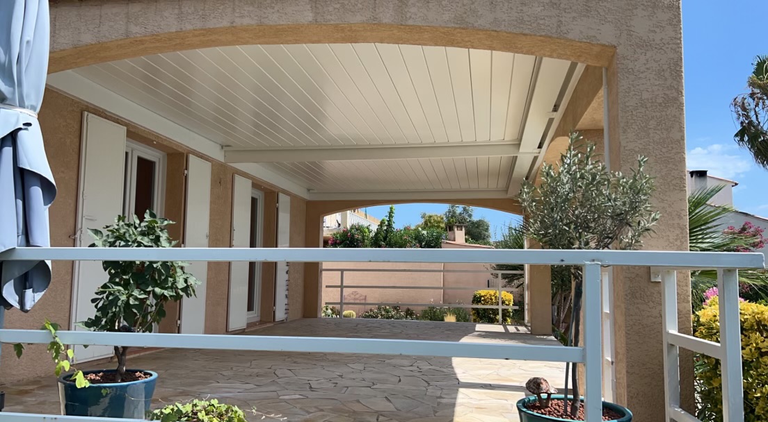 Pergola bioclimatique avec éclairage LED