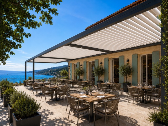 Pergola bioclimatique couvrant la terrasse d'un restaurant en bord de mer
