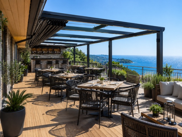 Pergola bioclimatique sur la terrasse d'un restaurant avec vue sur la mer