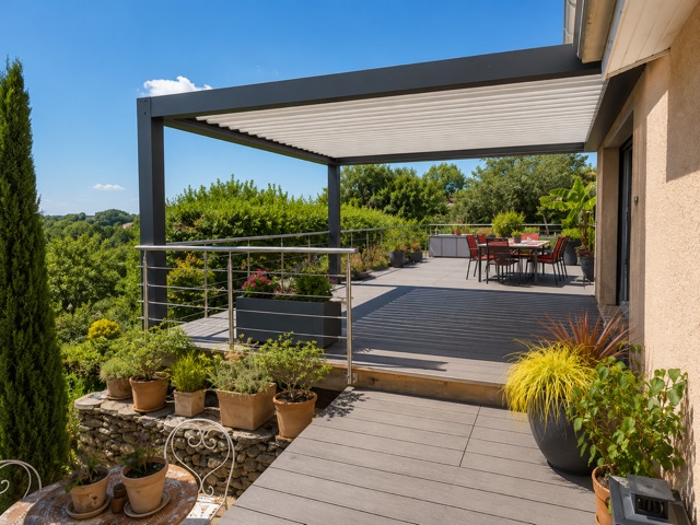 Pergola bioclimatique sur une terrasse panoramique